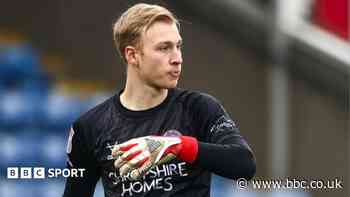 Brentford goalkeeper Cox joins Barnet on loan
