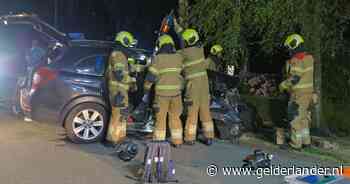 Bijrijder vast in auto na botsing tegen boom in Beugen