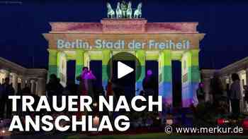 Gebäude strahlt in Regenbogenfarben – Tausende versammeln sich am Brandenburger Tor