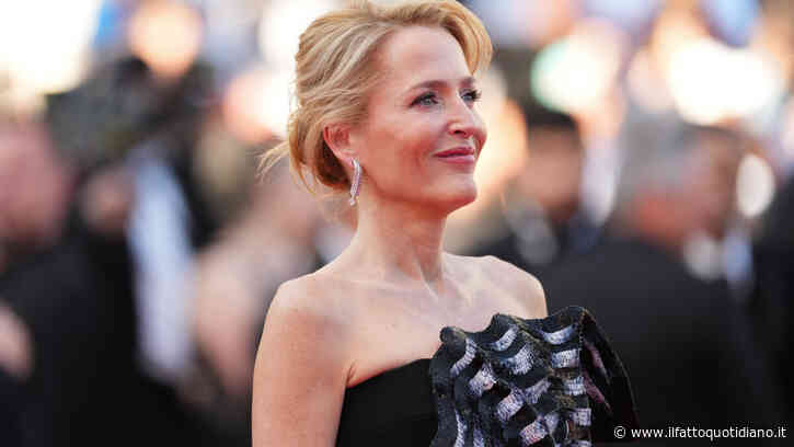 “Mia figlia dice di aver passato l’infanzia con 7 teste di bambola mozzate nella culla. L’horror è sempre stato alla periferia della mia vita”: così  Gillian Anderson, l’ex regina di “X-Files”