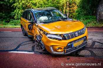 Auto botst tegen boom, raakt zwaar beschadigd