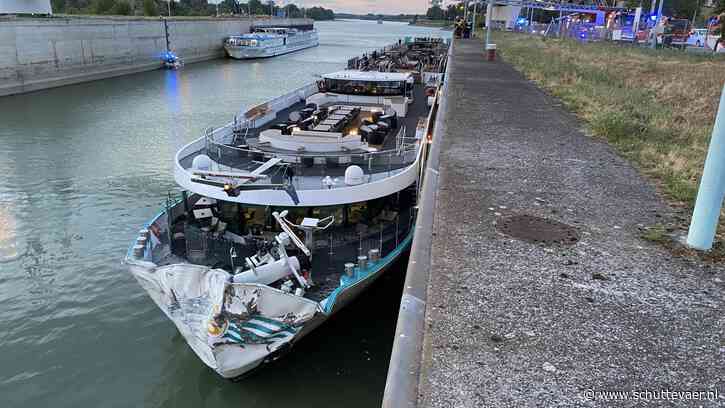Riviercruiseschip Scylla vaart tegen sluiswand Freudenau