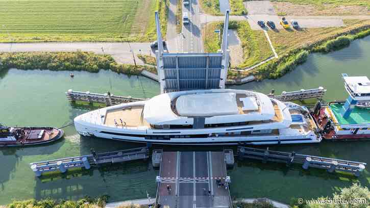 Nieuw 57-meterjacht Setteesettanta van Heesen door smalle doorgang naar Harlingen