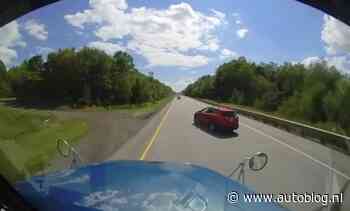 Trucker ramt plots afslaande auto