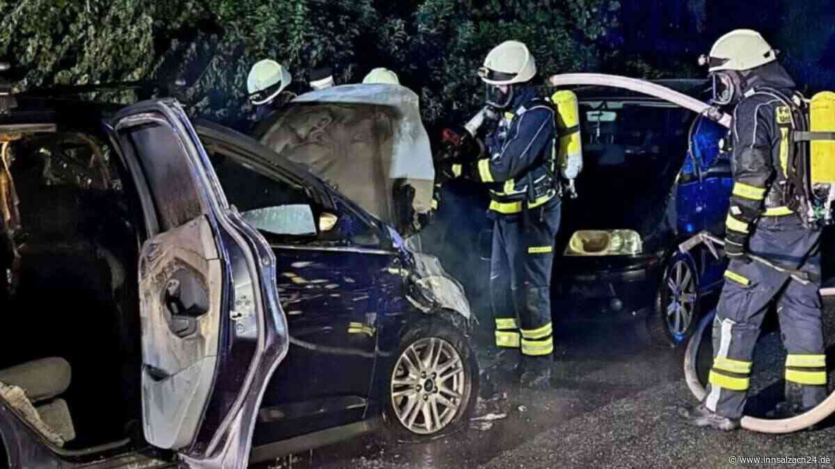 Brand im Motorraum: Auto fängt in Hirten mitten in der Nacht Feuer