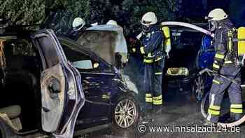 Brand im Motorraum: Auto fängt in Hirten mitten in der Nacht Feuer