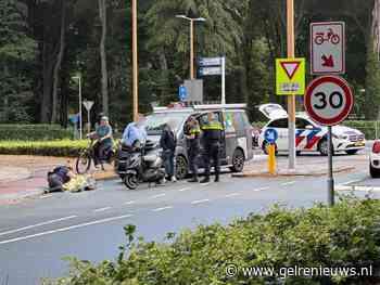 Scooter en bestelauto botsen op rotonde