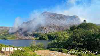Pair trying to fly drone over wildfire have to be rescued at 'public expense'