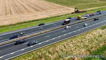 Bestelbus en auto botsen op snelweg