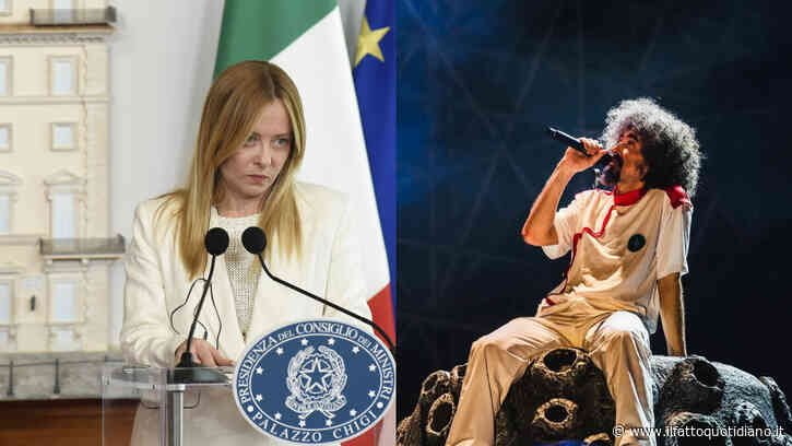 Meloni vuole festeggiare il record di longevità del governo a Bari. Problema: il palco è già occupato da Caparezza