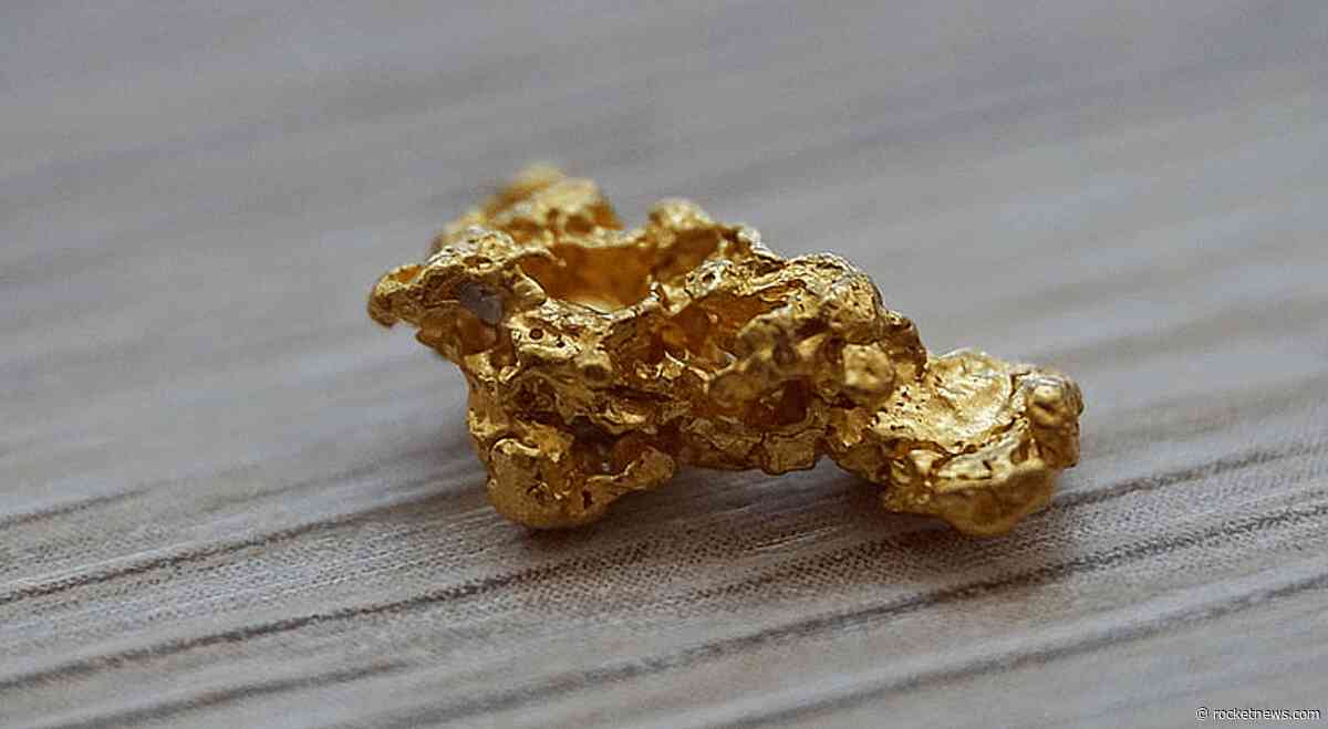 Gold edges higher as softer dollar offsets easing geopolitical tensions