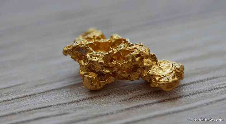 Gold edges higher as softer dollar offsets easing geopolitical tensions