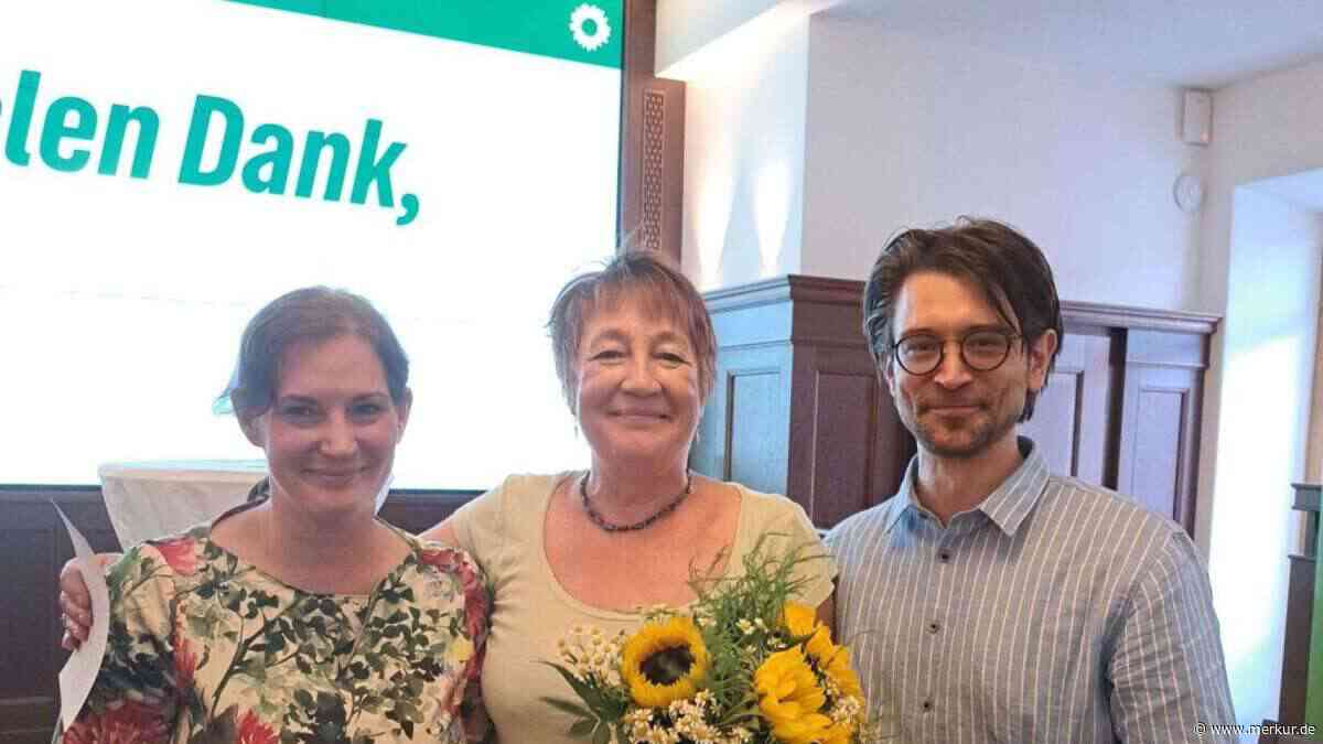 Waltraud Gruber nach 42 Jahren im Kreistag geehrt – Geschenk überrascht