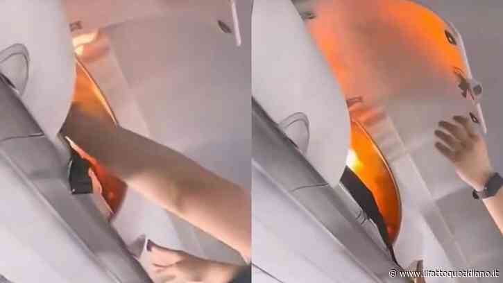 Il portatile esplode e prende fuoco nella cappelliera di un aereo: le immagini dell’incendio a bordo e la corsa del personale per spegnere le fiamme
