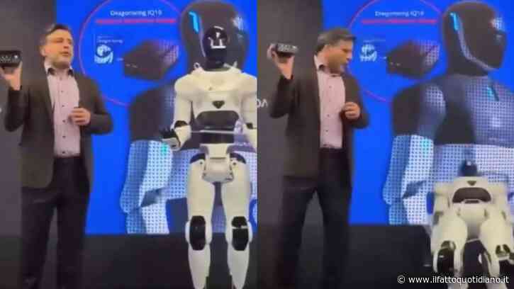 Il robot umanoide si blocca e “muore” sul palco durante la sua presentazione al pubblico: gli addetti lo coprono con un telo nero e lo portano via sotto gli occhi sconvolti dei presenti – VIDEO