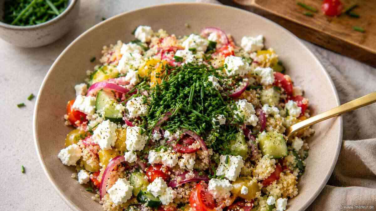 Der perfekte Sommersalat mit Quinoa und bunten Tomaten
