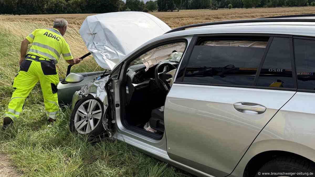 Traktor übersieht Auto bei Harber – Feuerwehr muss Fahrerin befreien