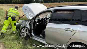 Traktor übersieht Auto bei Harber – Feuerwehr muss Fahrerin befreien