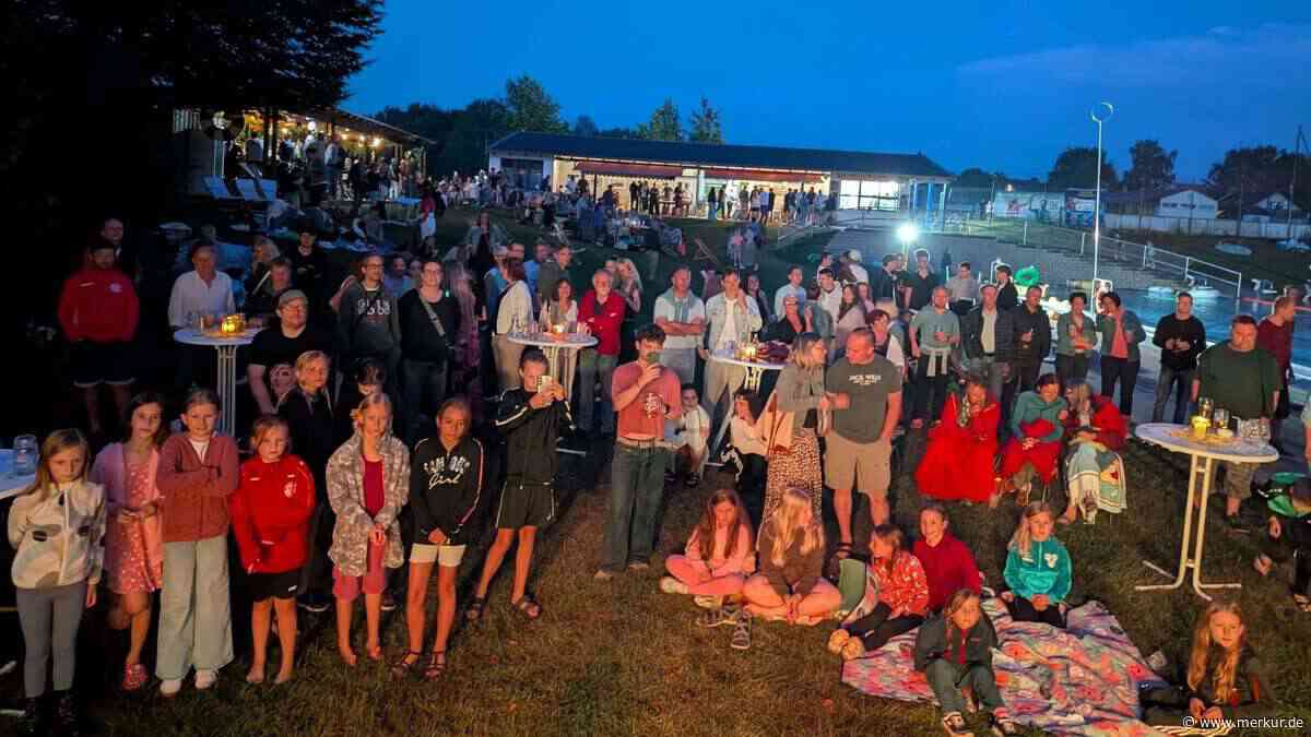 Tegernbacher Freibad bis nach Mitternacht voll – zwei Bands rocken