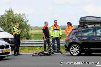 Personenauto en bedrijfsbusje botsen, achterruit gesprongen