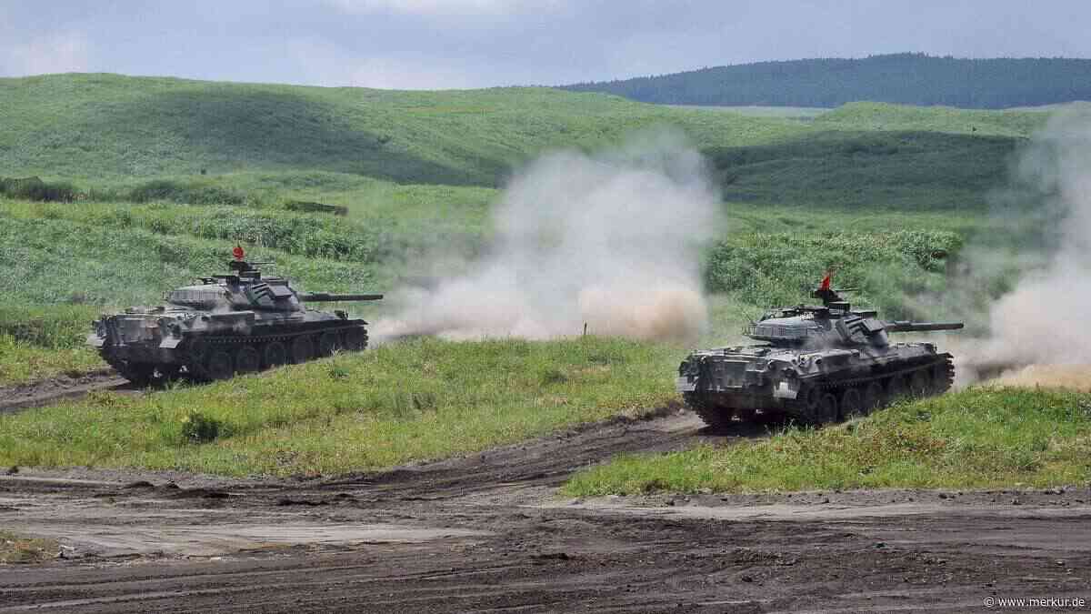 Japans Superpanzer Typ 74 duckt sich – und dient fast 50 Jahre