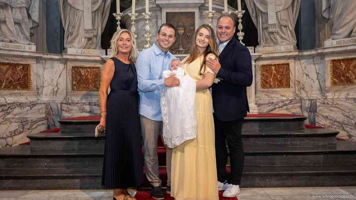 Frans Bauer deelt foto's van doop kleinzoon Jan: 'Dankbaar en blij'