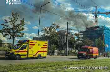 FW Dresden: Dachstuhlbrand in den Fröbelhöfen - Löscharbeiten dauern an