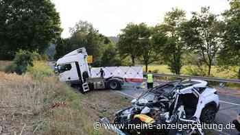 Tödlicher Frontalcrash in Hessen: Autofahrer stirbt nach Kollision mit Lkw