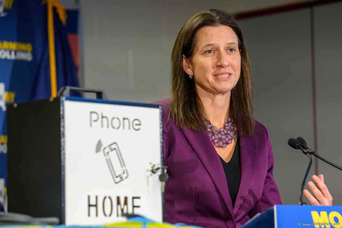 NY should have state AI policy for schools after robot reversal, teachers say