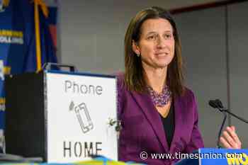 NY should have state AI policy for schools after robot reversal, teachers say