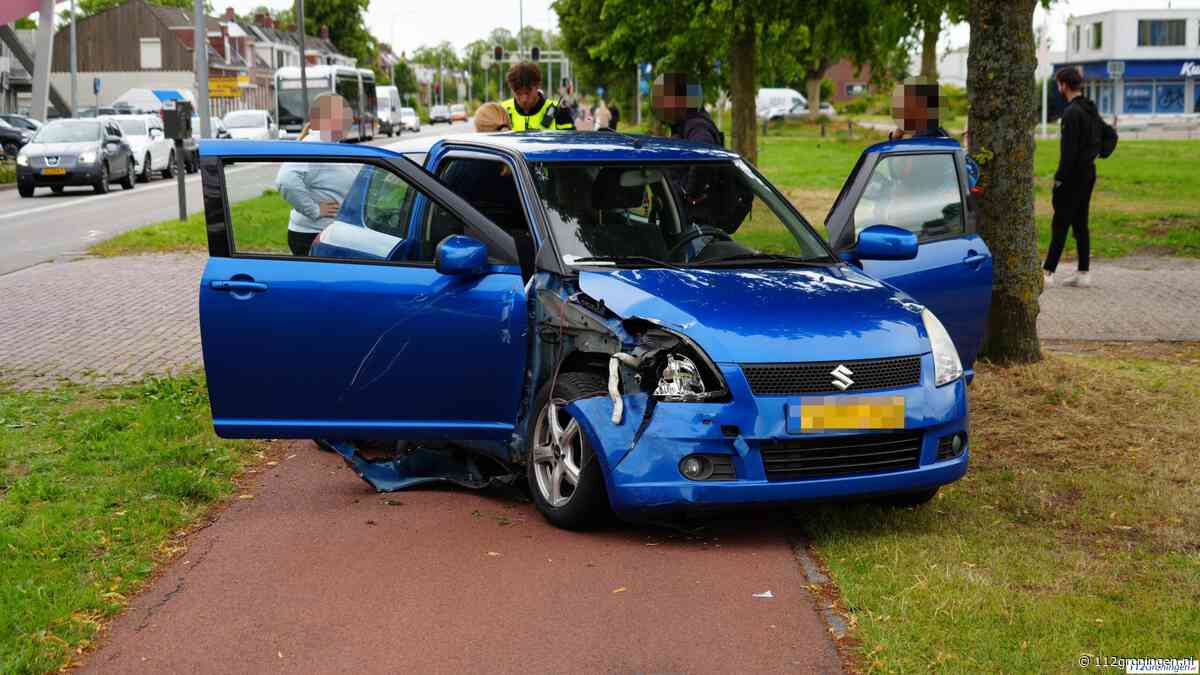 Forse aanrijding tussen twee auto’s op Damsterdiep in Groningen