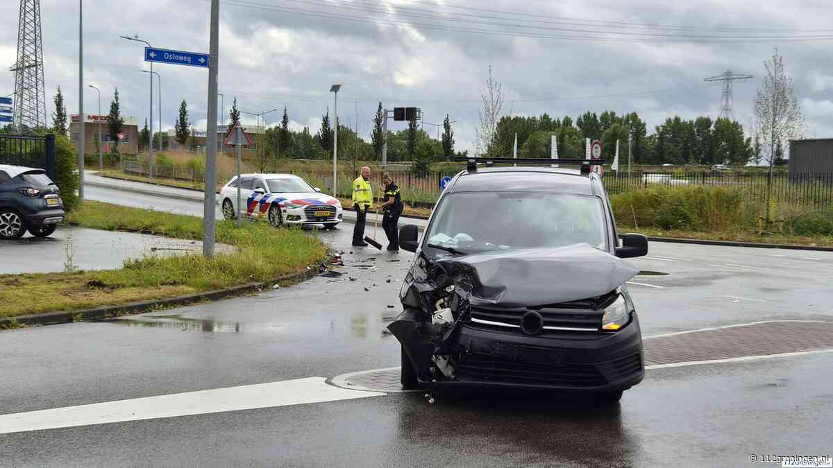 Forse schade bij ongeval tussen twee voertuigen in Groningen