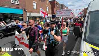 Counter-demo outnumbers anti-immigration protest
