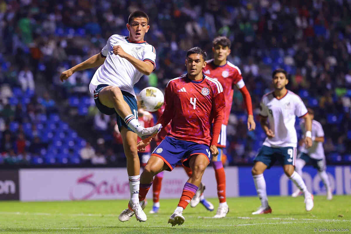 Brutal hit to the head! Mexican keeper sees straight red
