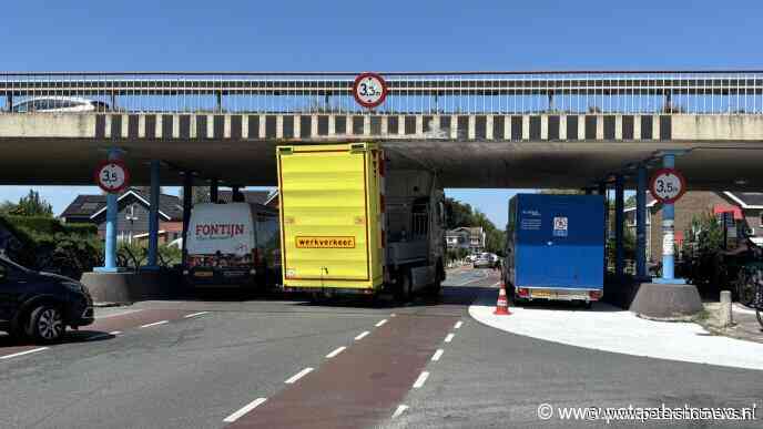 Pijlwagen rijdt vast onder viaduct N201 bij Vinkeveen