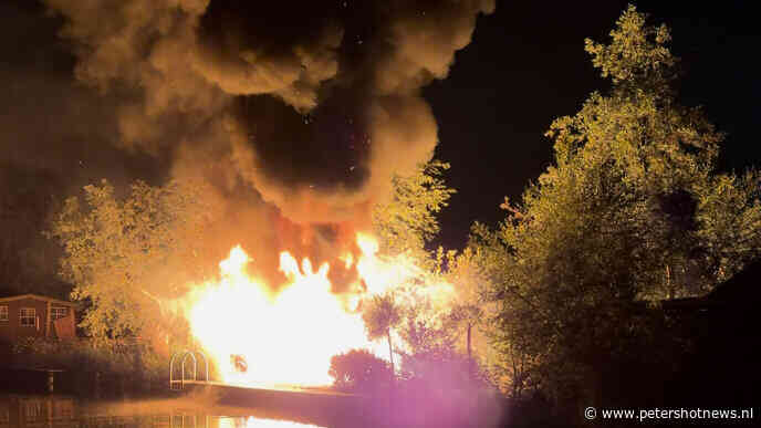 Uitslaande brand op Vinkeveense Plassen snel onder controle dankzij brandweer