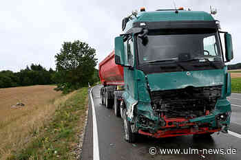 Schwerer Unfall: Auto schleudert auf B 28 bei Feldstetten gegen Lkw