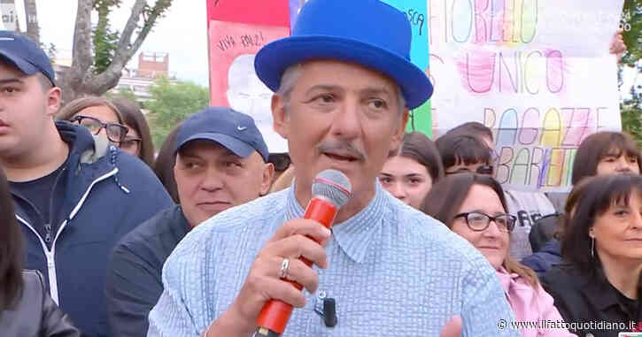 “Ballatela sotto il sole, sul pattino, su una canoa. Divertitevi”: la gioia di Fiorello per il suo “E poi…non ti ho vista più” diventato virale su TikTok 23 anni dopo l’uscita