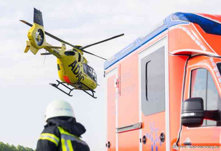 Mann balanciert auf Brückengeländer und stürzt ab