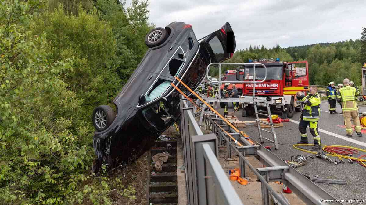 Horror-Crash auf Autobahn: Mercedes bleibt senkrecht an Brücke hängen – Fahrer (†61) tot