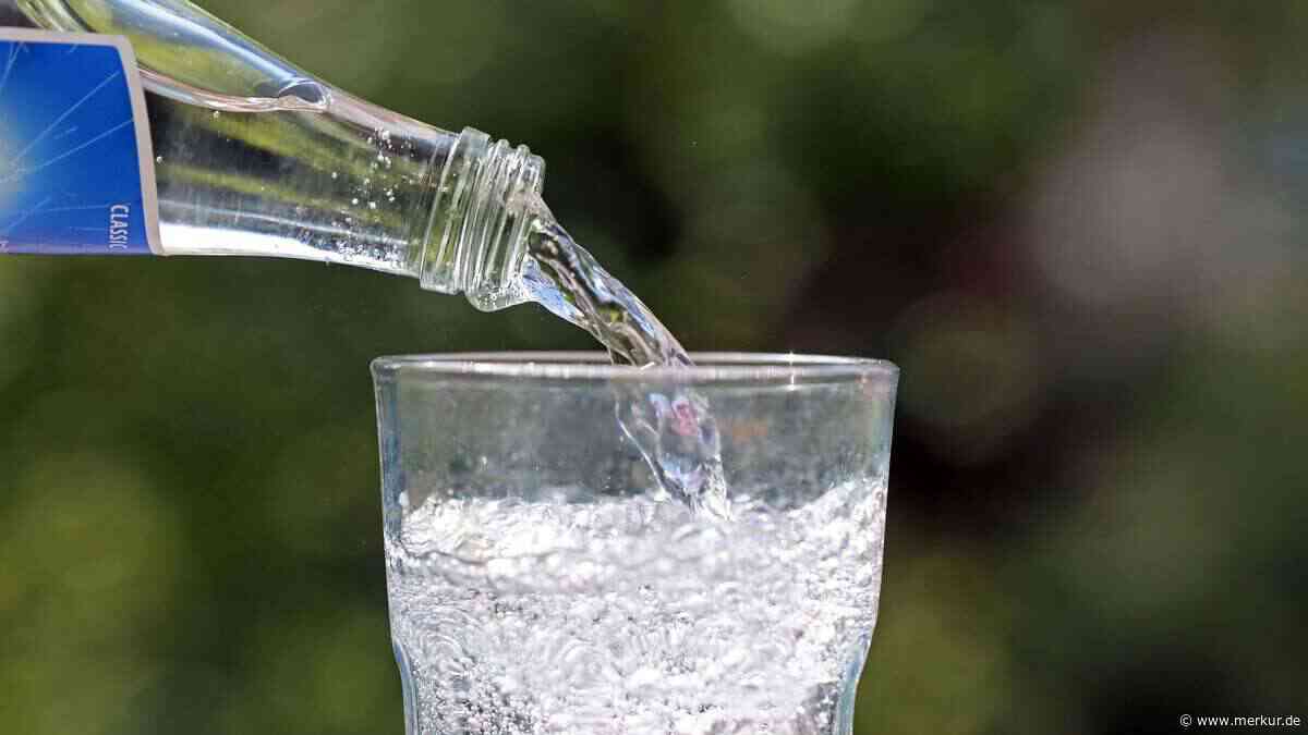 Ist Mineralwasser mit Kohlensäure besser für die Zähne als Limo?