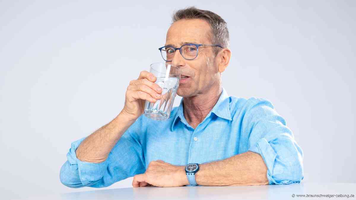Dr. Riedl übers Trinken bei Hitze: Ein Glas hiervon schadet Frauen sehr