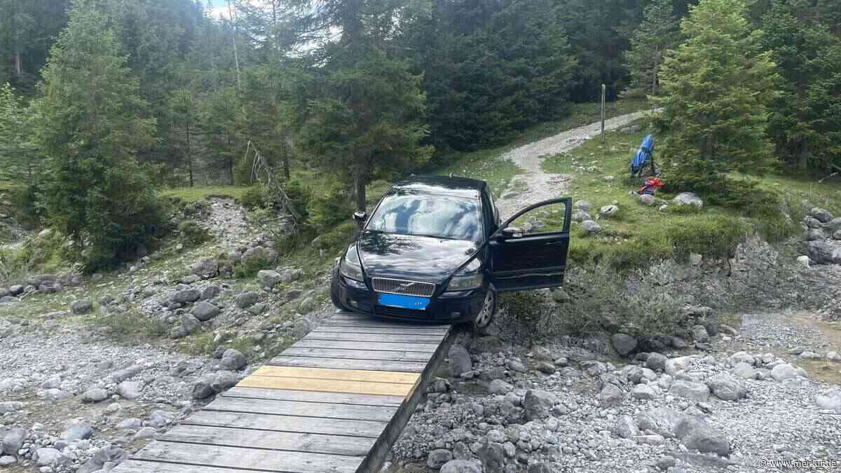 Navi führt Volvo auf Wanderweg: Auto bleibt auf Fußgängerbrücke hängen – Bergung dauert vier Stunden