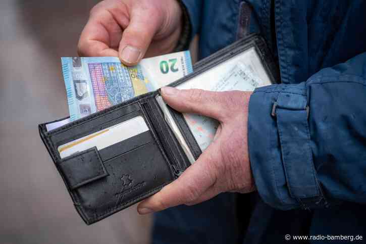 Unfallverursacher gibt Jugendlicher 20 Euro und fährt davon