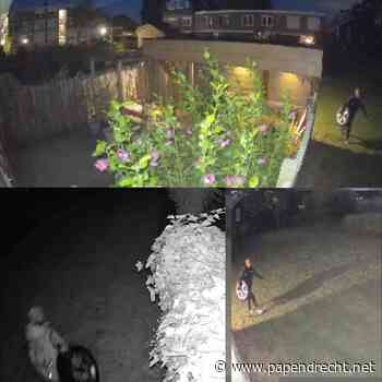 Man loopt 's nachts met autoband over straat in wijk Kraaihoek