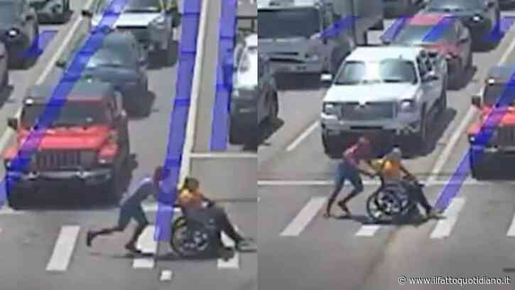 Anziano in carrozzina fatica ad attraversare l’incrocio: dalla macchina scende “Spiderman” ad aiutarlo, il video è virale