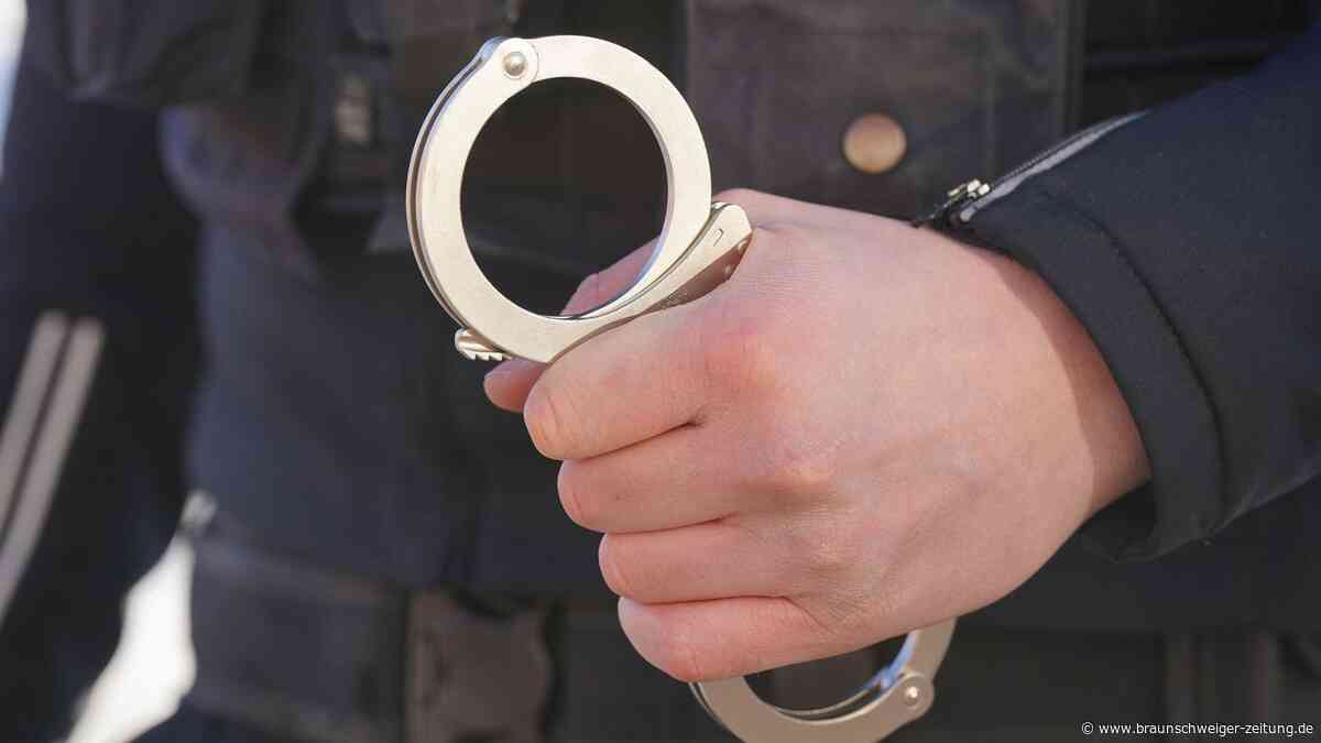 Mann zeigt „Hitlergruß“ im Zug nach Braunschweig und landet im Gefängnis