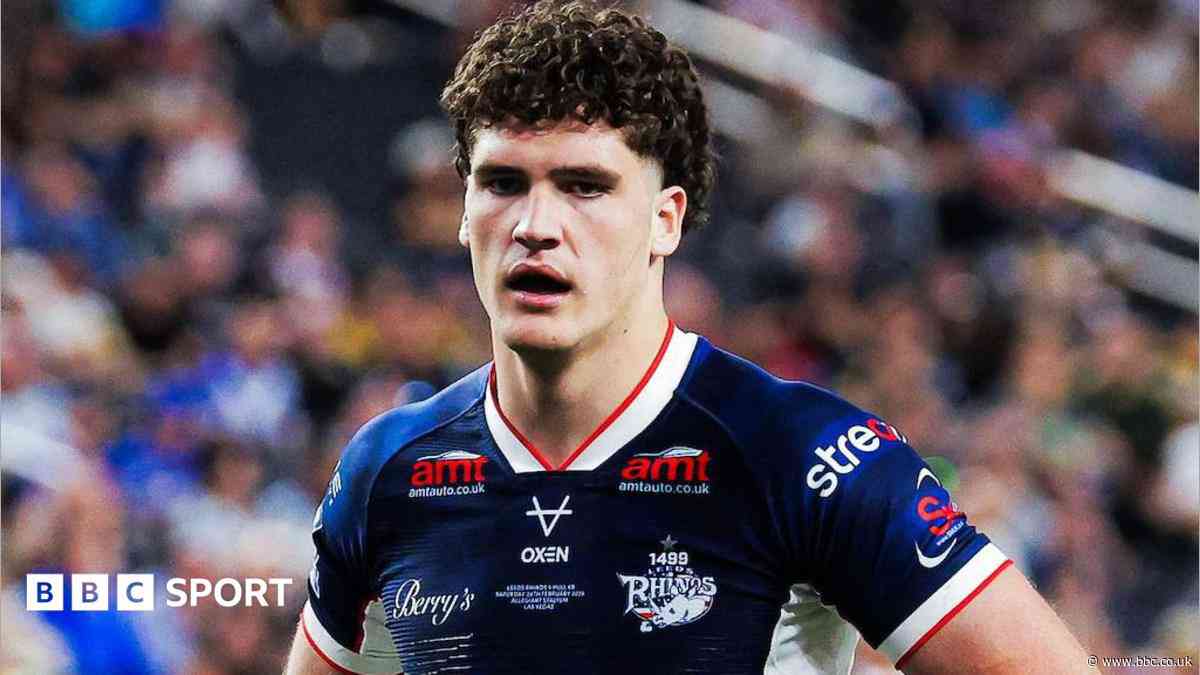 Leeds forward Littlewood signs new deal