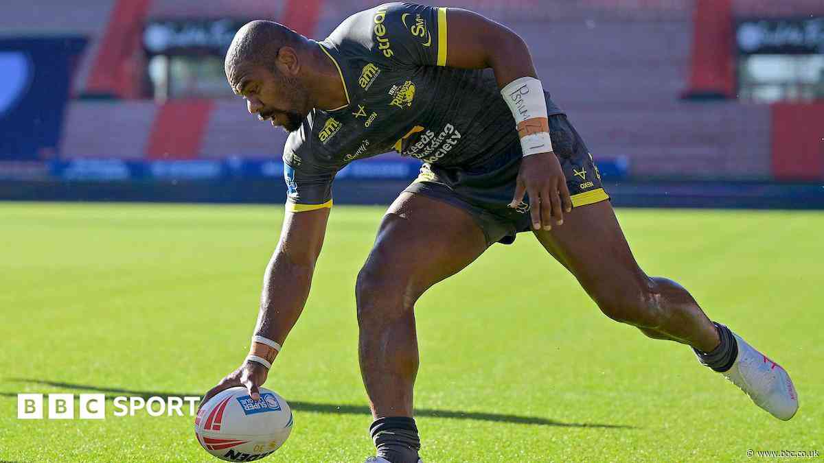 Leeds winger Sivo suffers suspected broken forearm