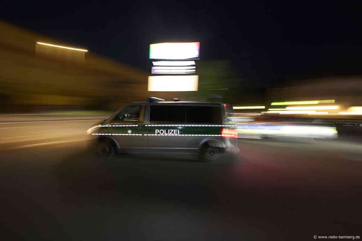 Frau zeigt Hitlergruß im Bus